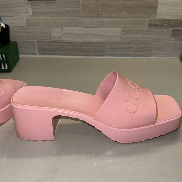 Gucci Women’s Rubber Sandal Wolf Rose - Platform Block Heel Mule - Gucci Slide. - Picture 7 of 8
